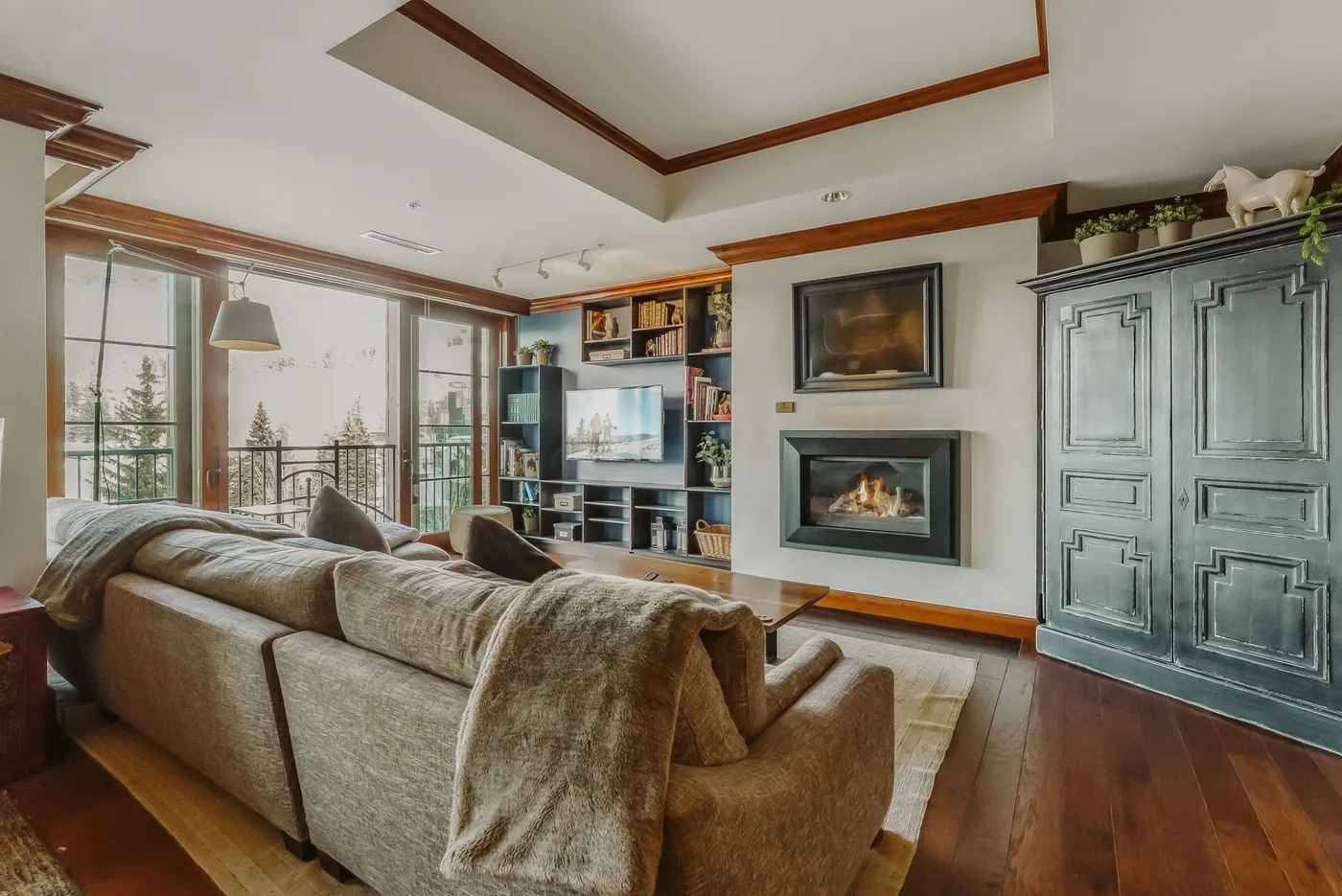 Una sala de estar con asientos, un televisor y una chimenea.