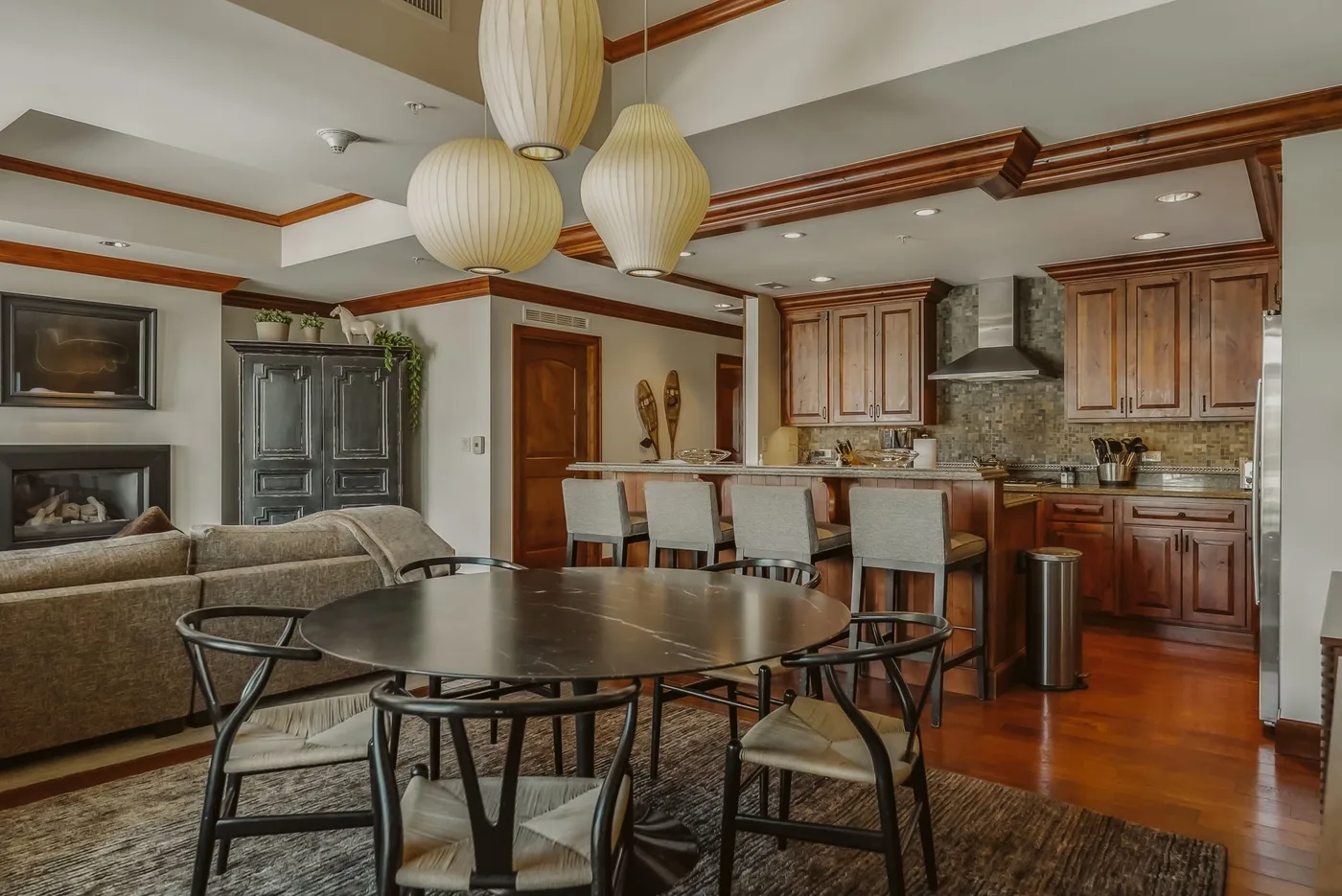 Comedor junto a una sala de estar, con la cocina al fondo.