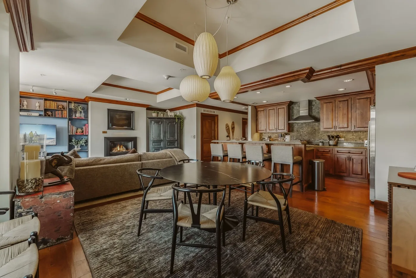 Una sala-comedor de concepto abierto con cocina y una mesa de comedor grande.