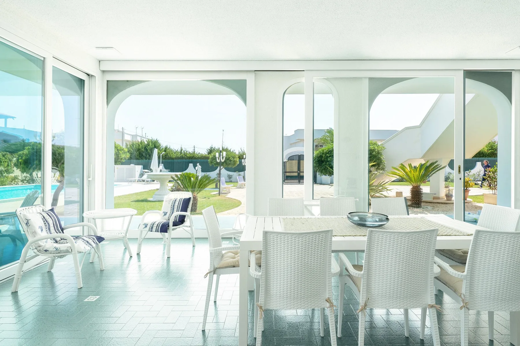 Un comedor luminoso se abre a un patio con piscina.
