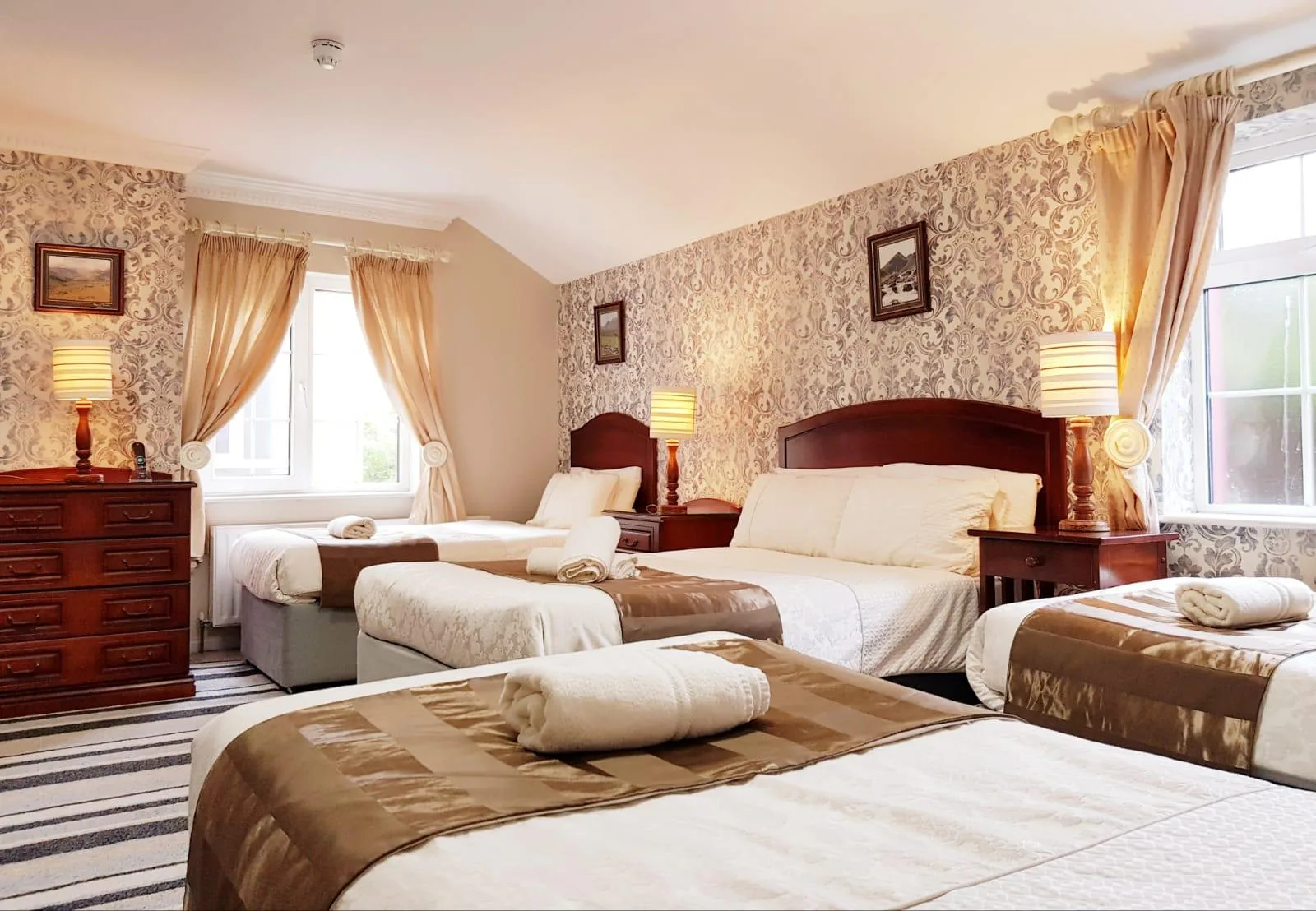 Habitación familiar con una cama doble y tres camas individuales.