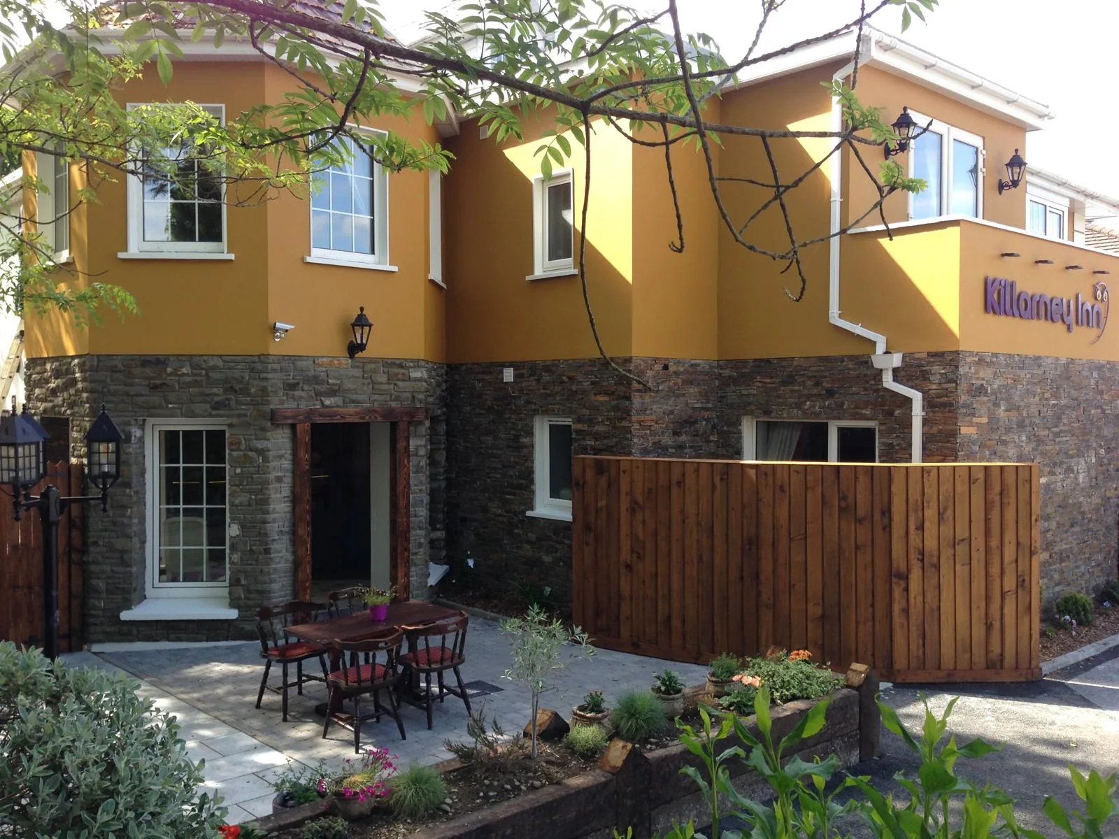 Exterior del Killarney Inn.