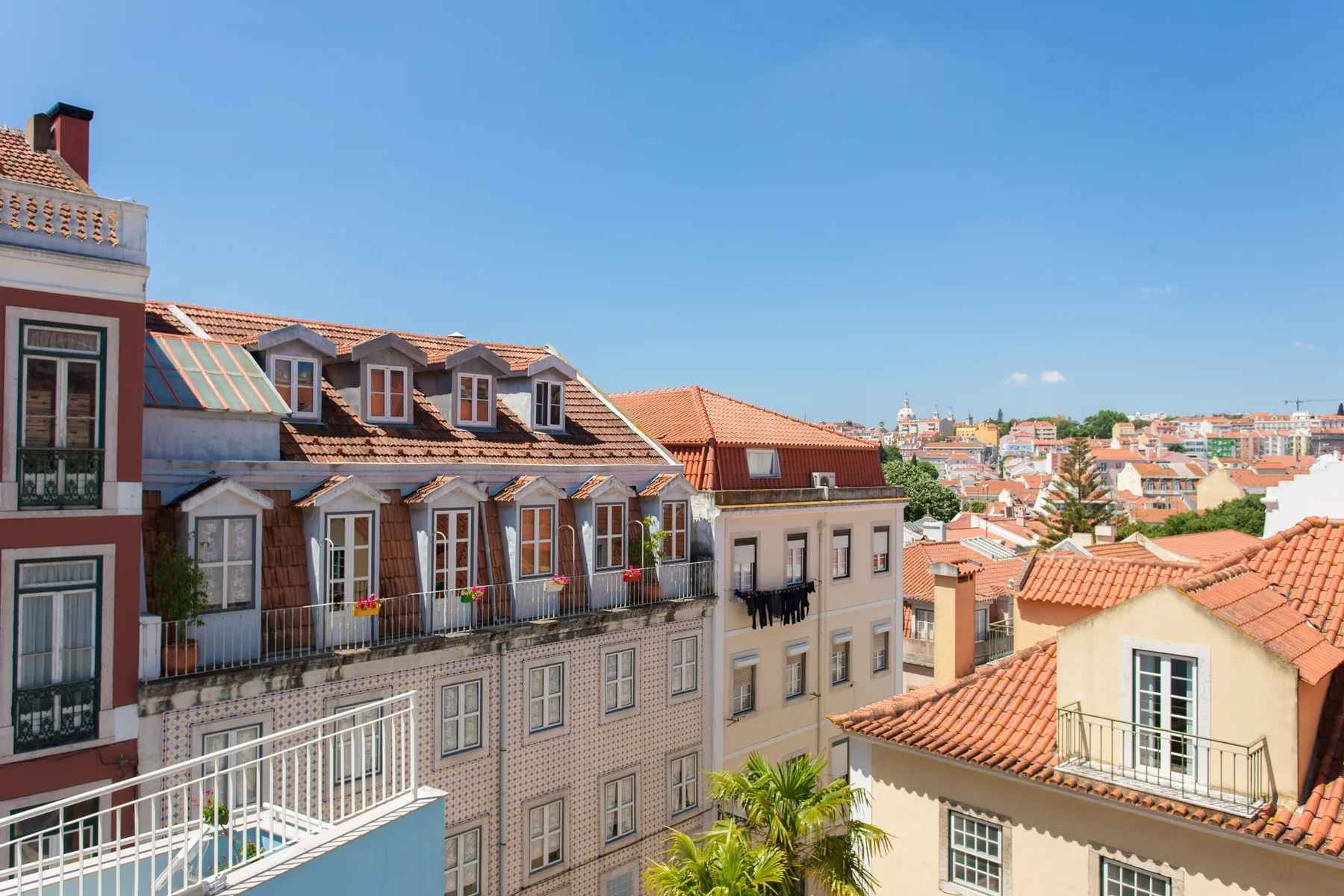 Tejados y edificios residenciales forman un paisaje urbano soleado.
