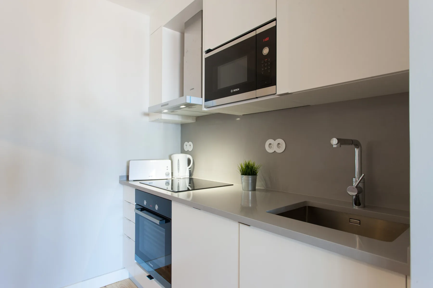 Una cocina moderna con fregadero y electrodomésticos integrados.