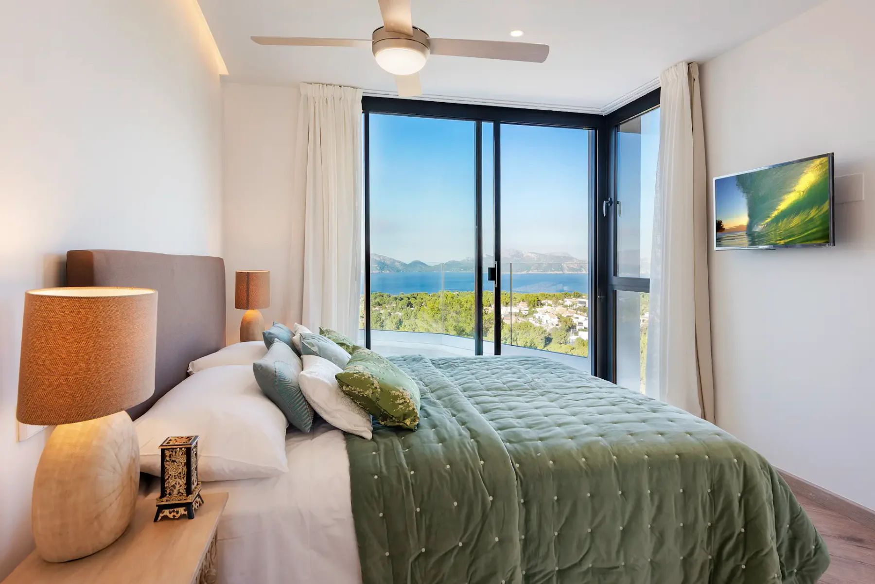 Luxury double ensuite bedroom sea view villa Arc en ciel Mallorca