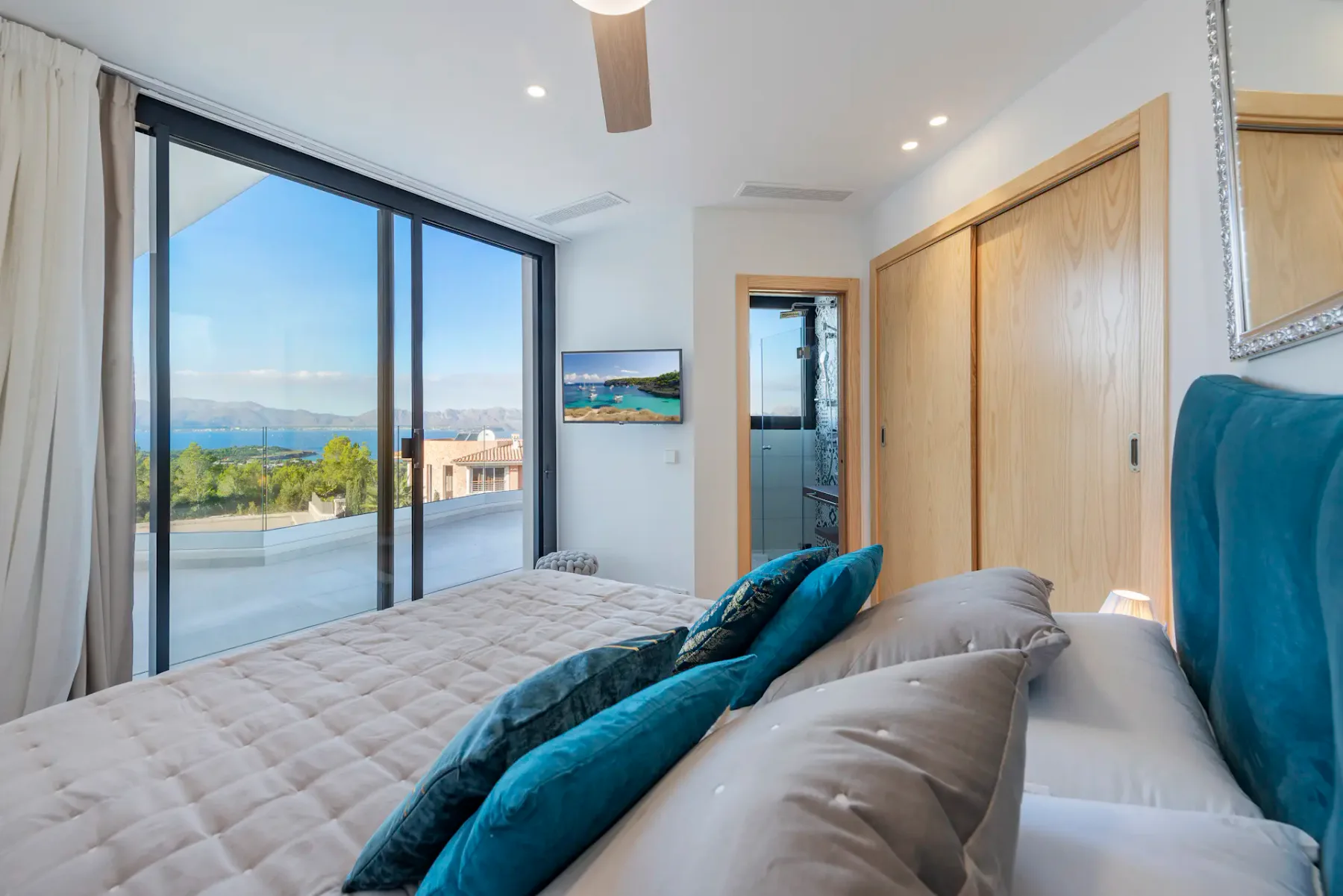 Luxury double ensuite bedroom sea view villa Arc en ciel Mallorca