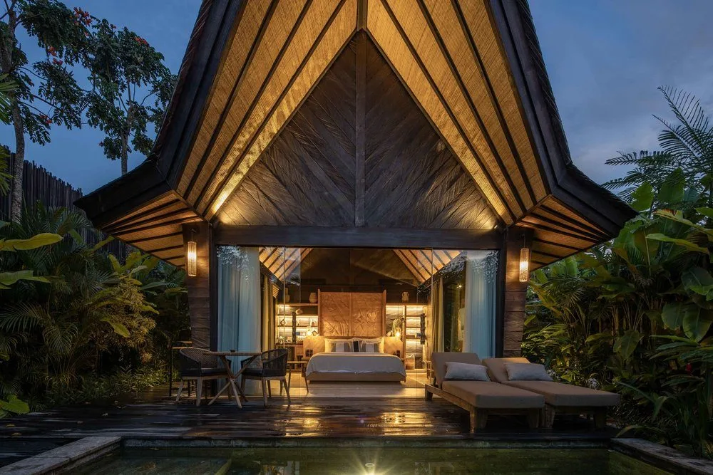 King-size bed beneath the Premium Jabu roof
