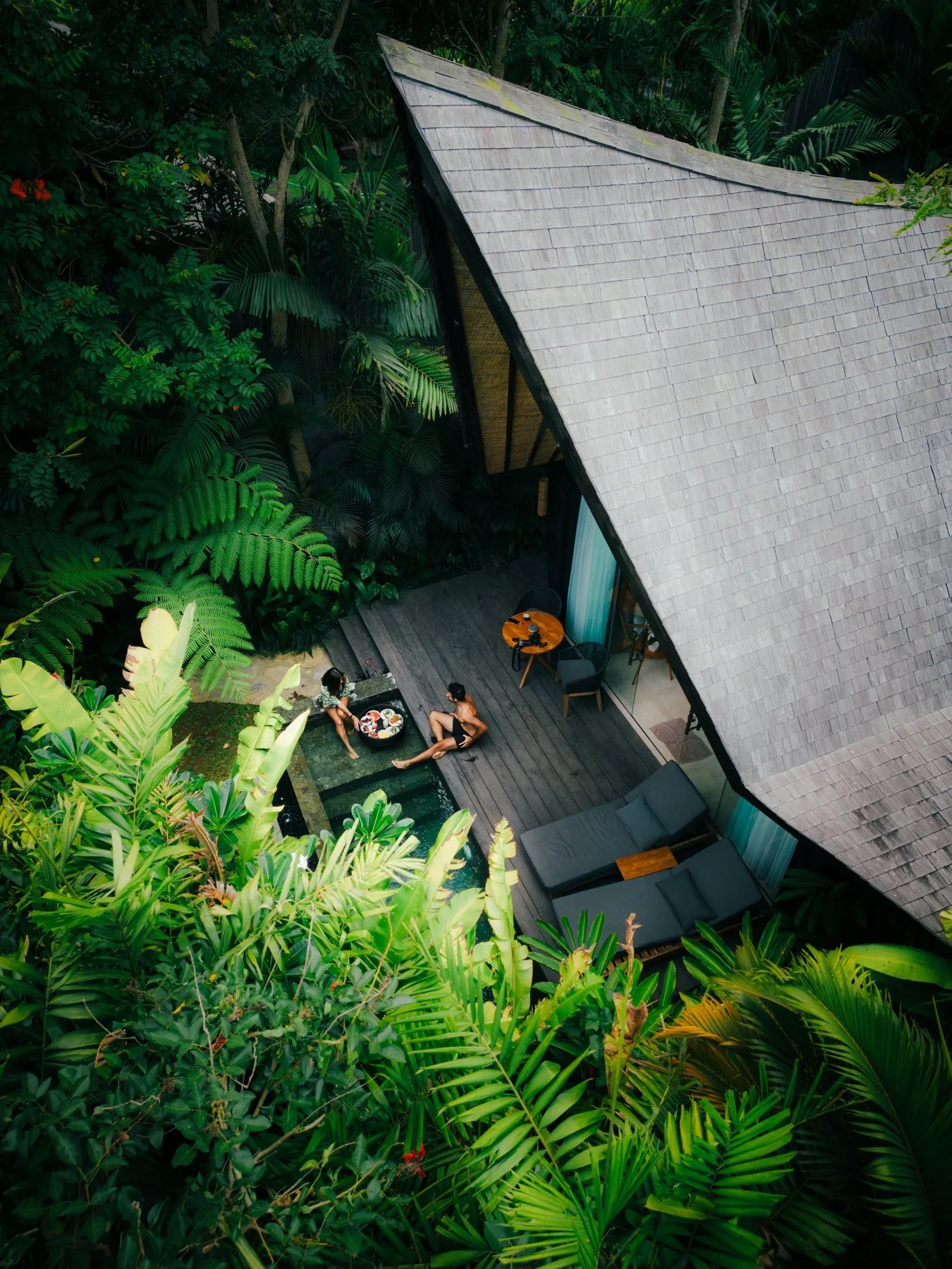 Premium Jabu interior with floor-to-ceiling windows onto the garden