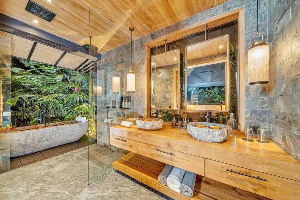Outdoor stone bathtub in the Premium Jabu bathroom