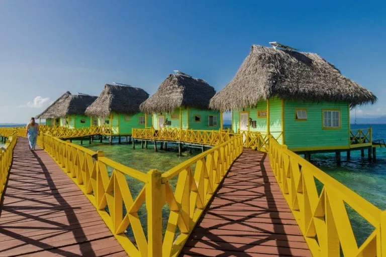 Palafitos a lo largo de la pasarela de madera amarilla