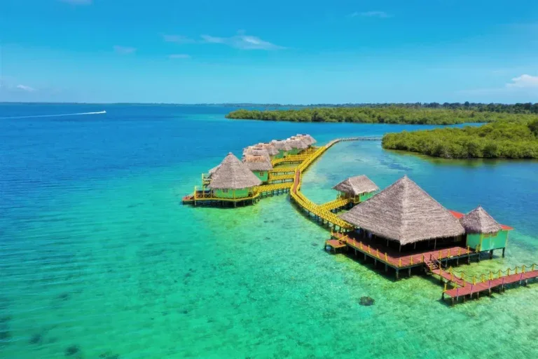 Vista aérea de un palafito y su terraza sobre las aguas cristalinas del Caribe