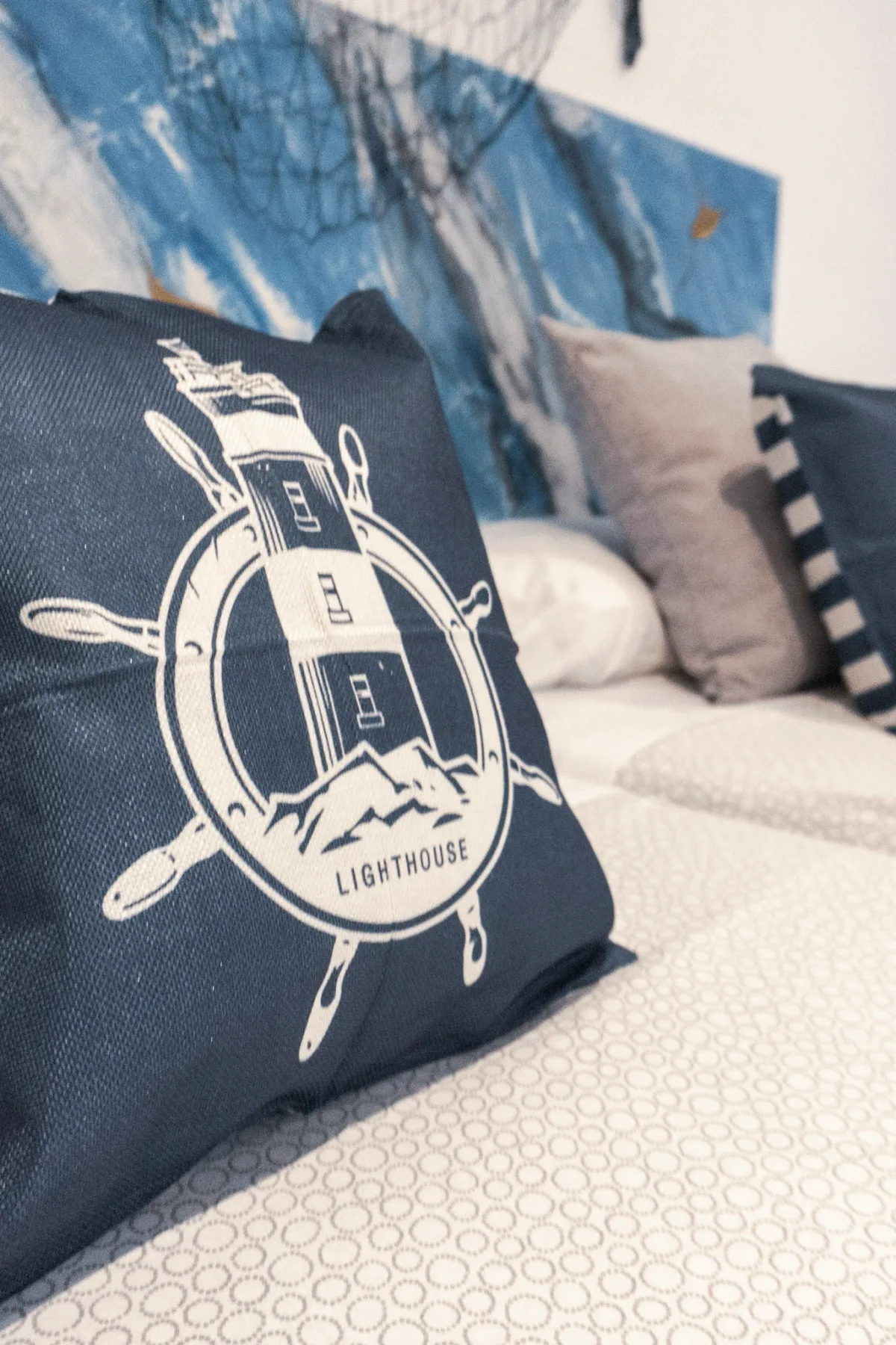Detalle de la habitación con una almohada