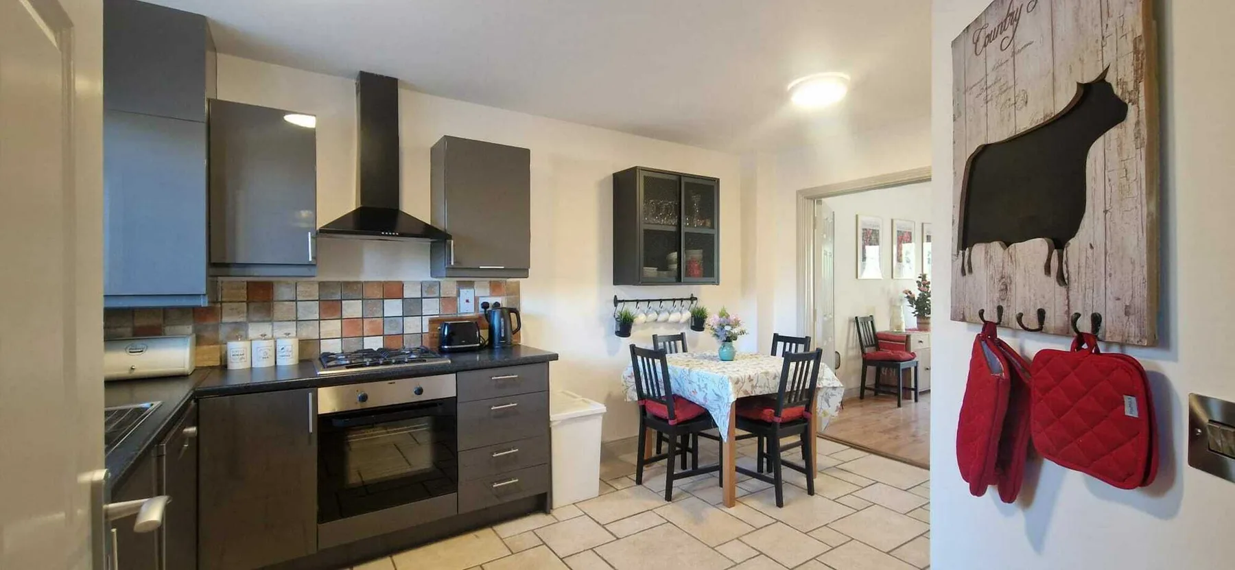 Una cocina con comedor, mesa y sillas.