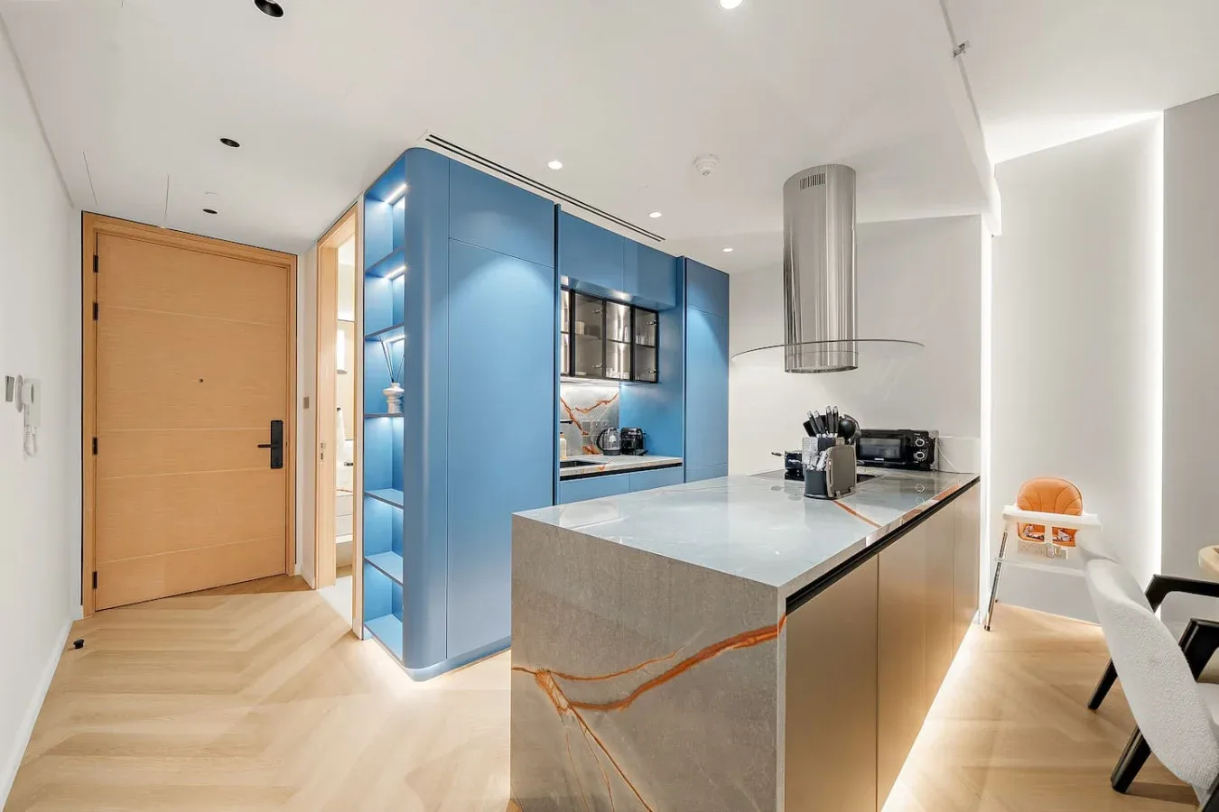 Una cocina moderna con gabinetes azules y una isla grande.