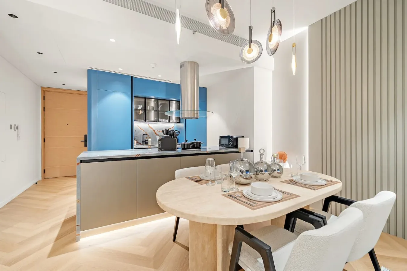 Una luminosa cocina abierta al comedor, con una mesa junto a la isla.