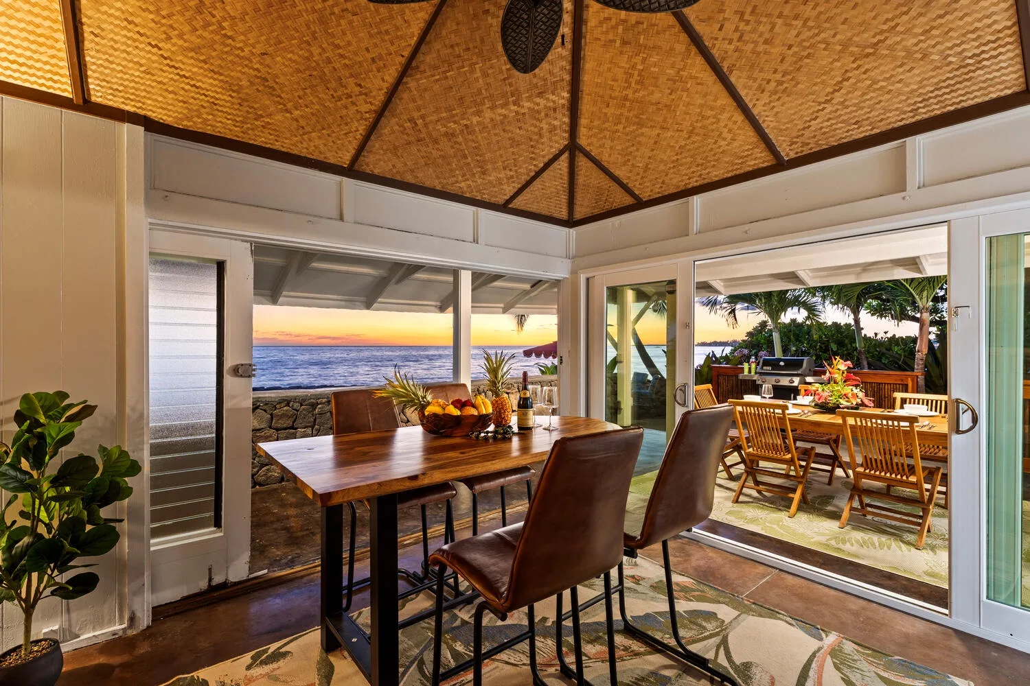 Un comedor se abre a un patio con asientos al aire libre y vistas al agua.