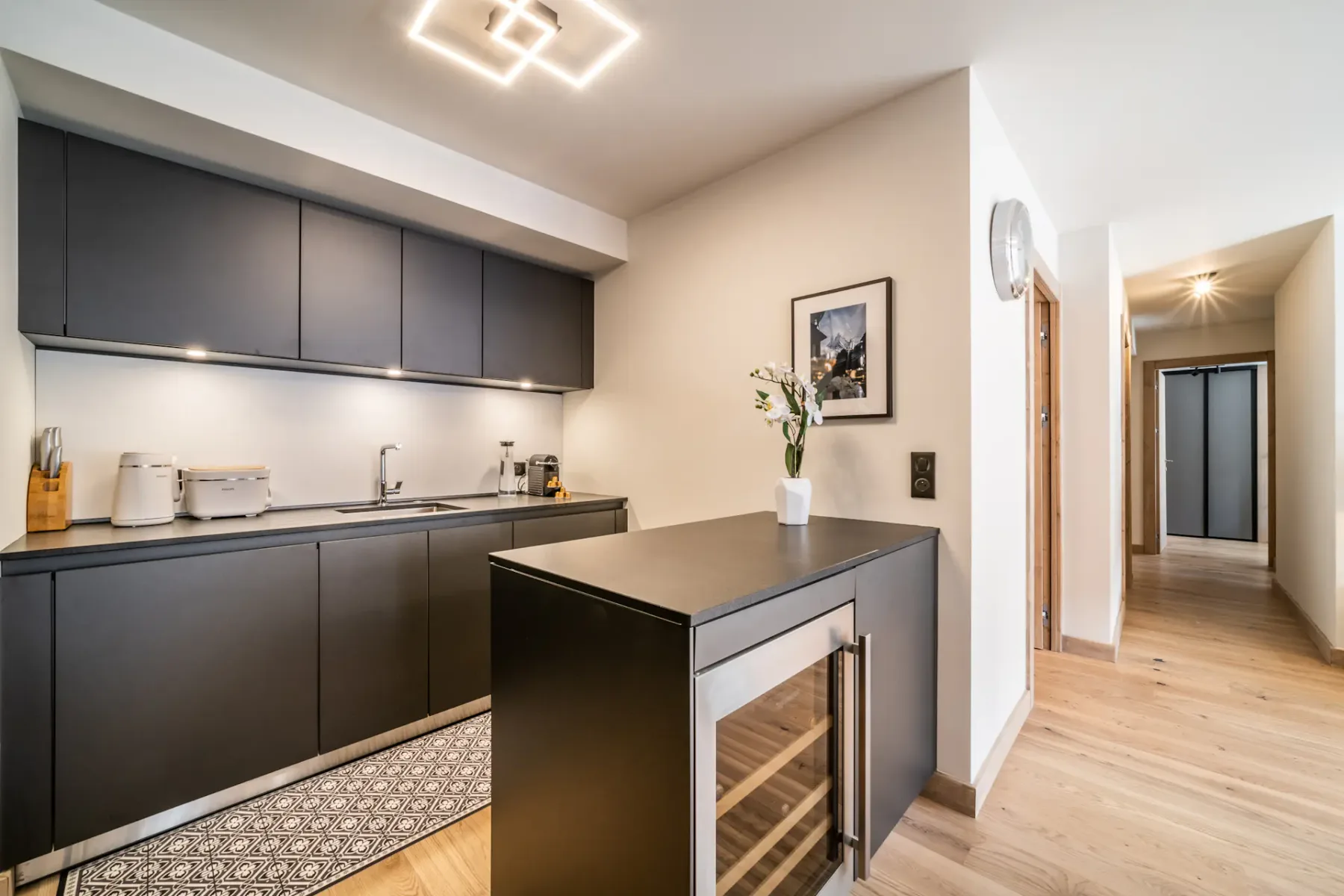 Comtemporary designed kitchen family apartment Kanoko Les Gets