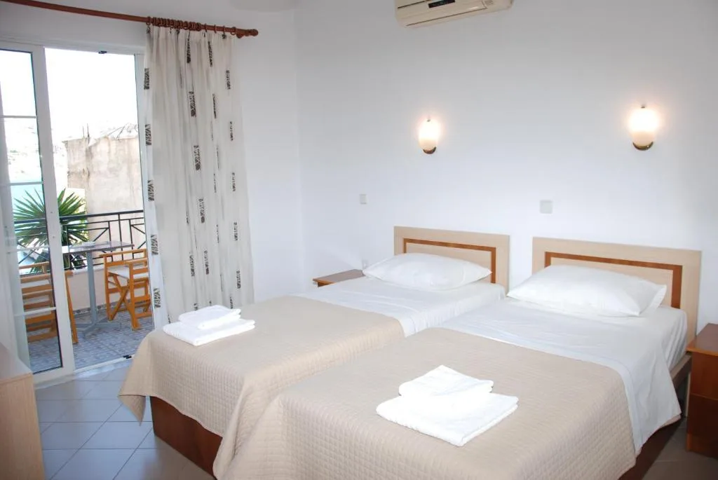 Habitación con dos camas individuales y vistas al mar