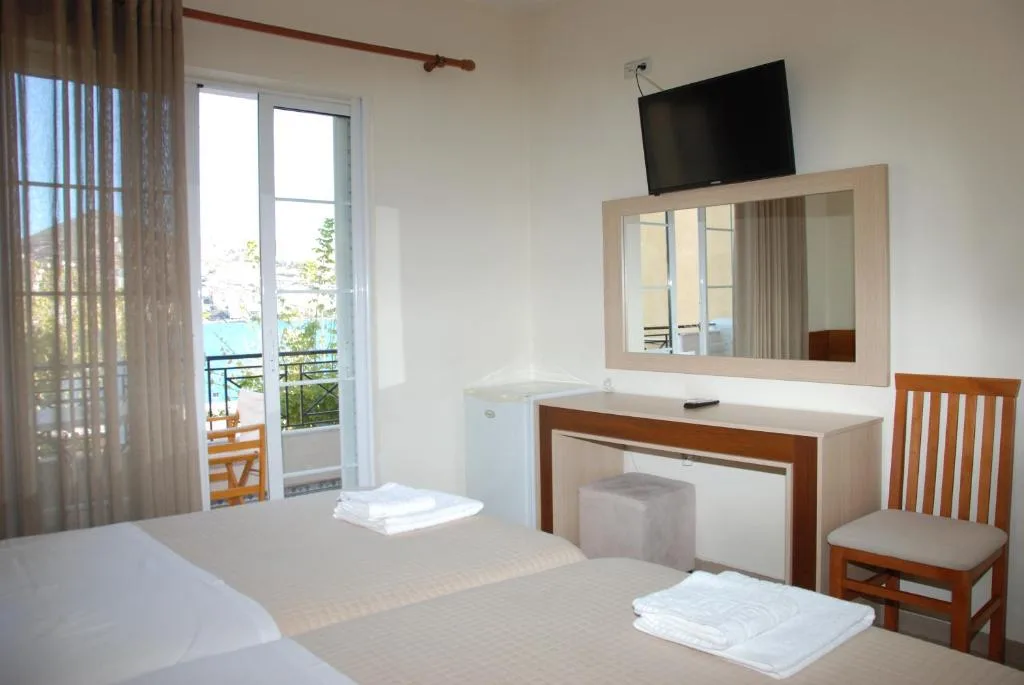 Habitación con dos camas individuales y vistas al mar