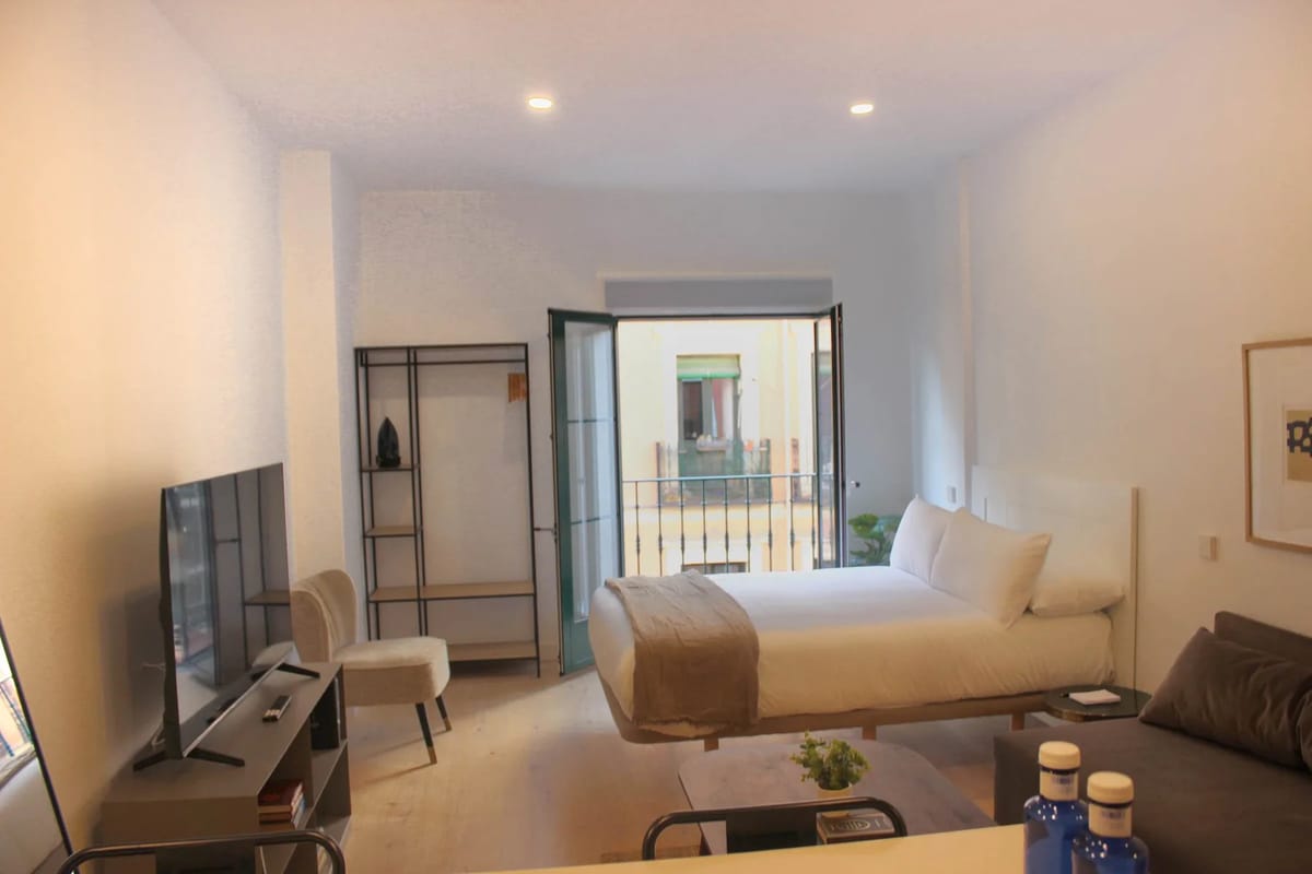 Bright 1BR with Balcony in Central Madrid