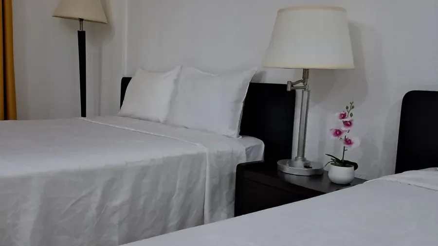 King-bed room
