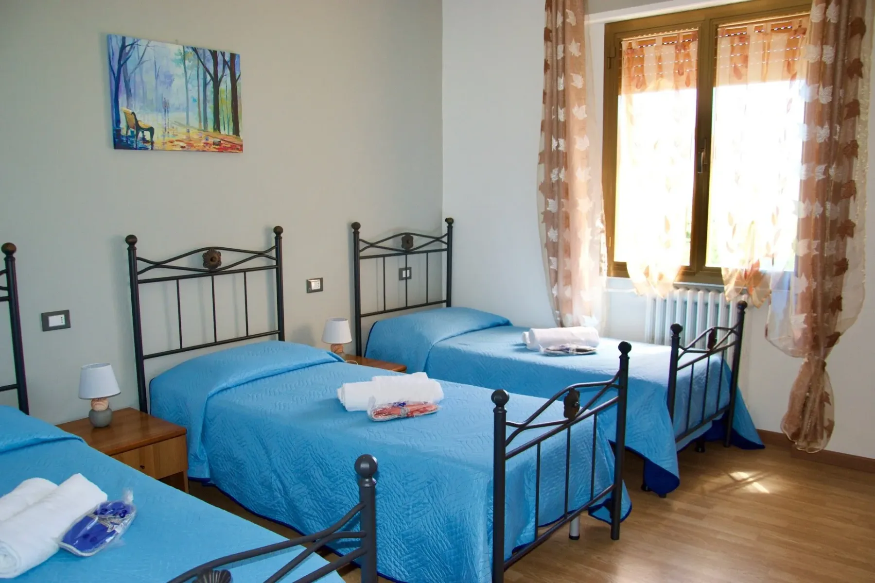Habitación de huéspedes con dos camas.