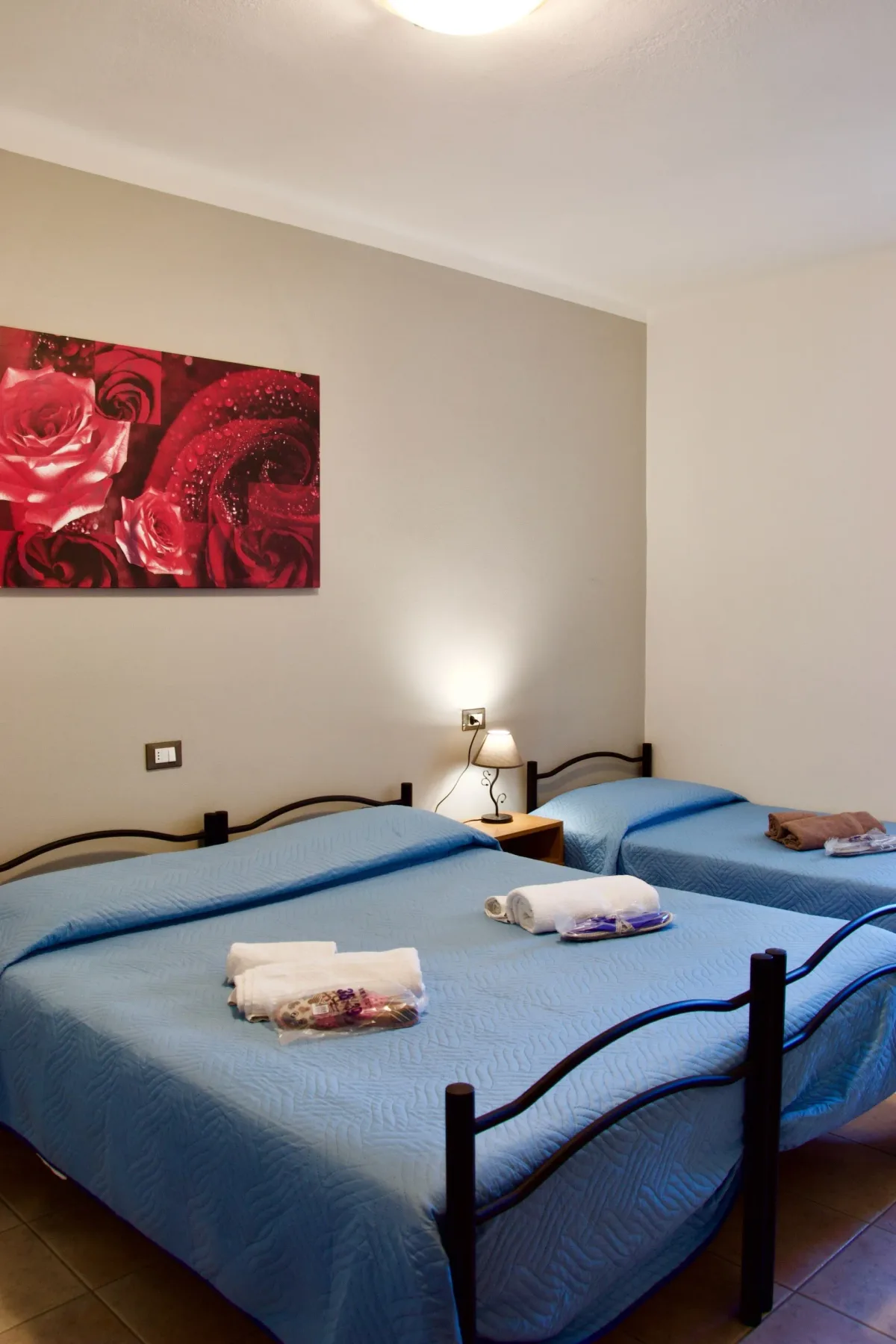 Habitación de huéspedes con dos camas.