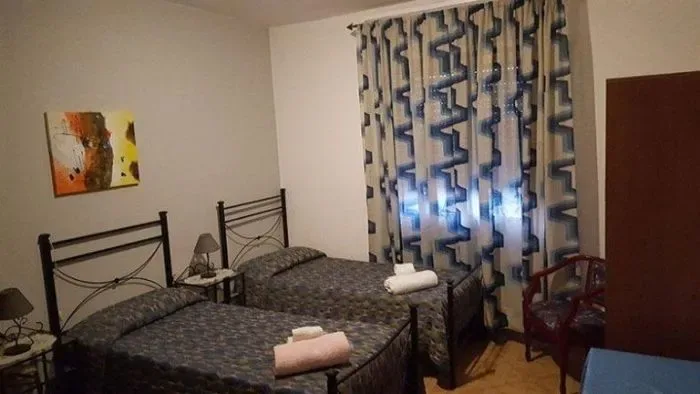 Habitación de huéspedes con dos camas.