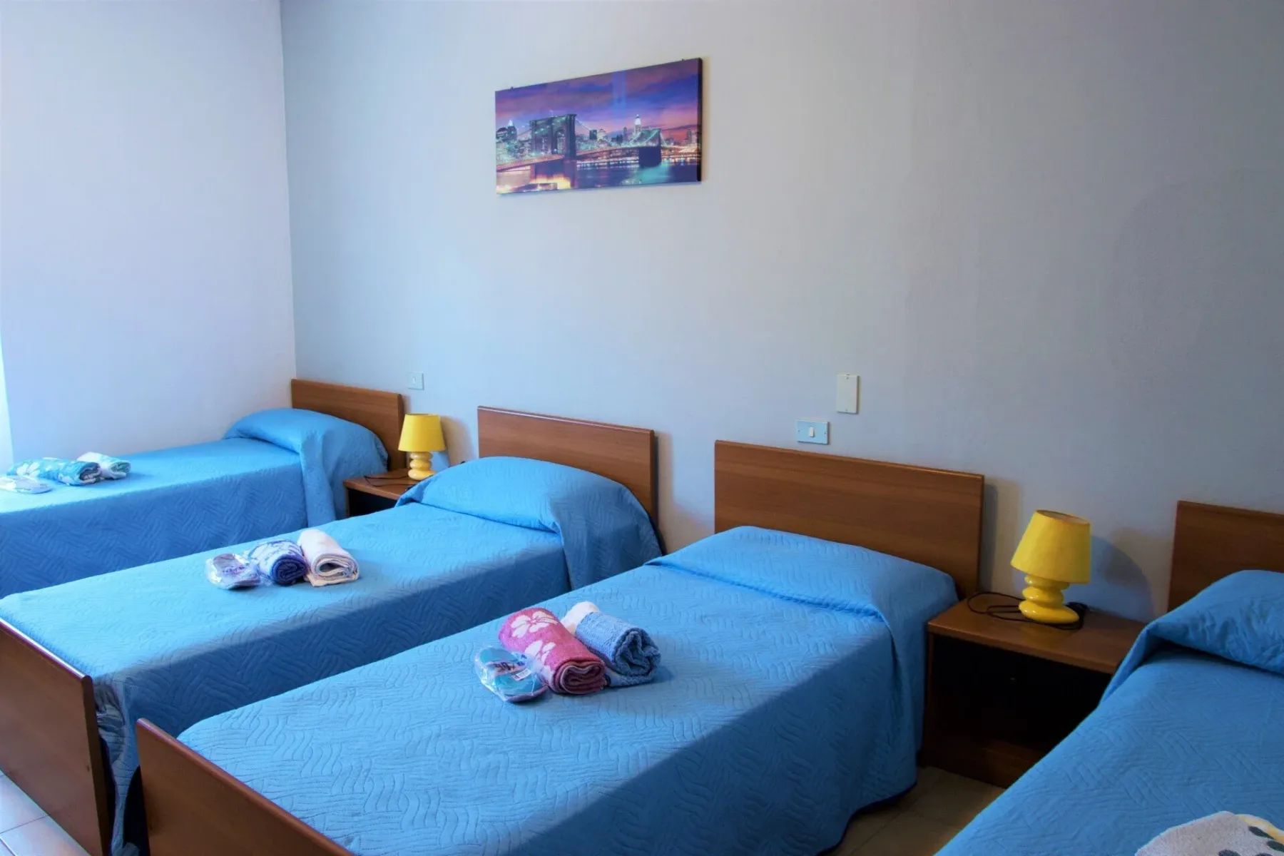 Habitación de huéspedes con tres camas.