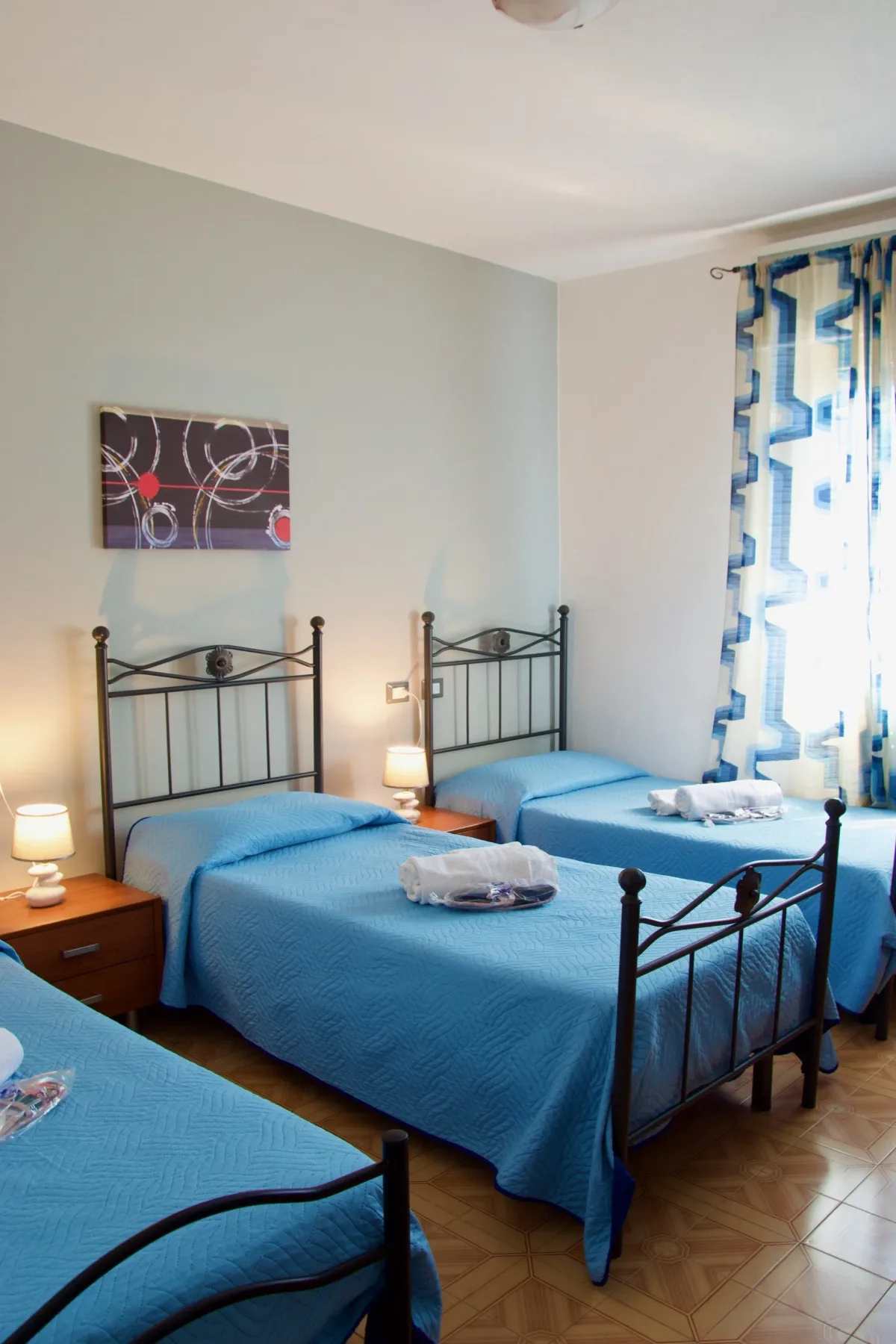 Habitación de huéspedes con tres camas.