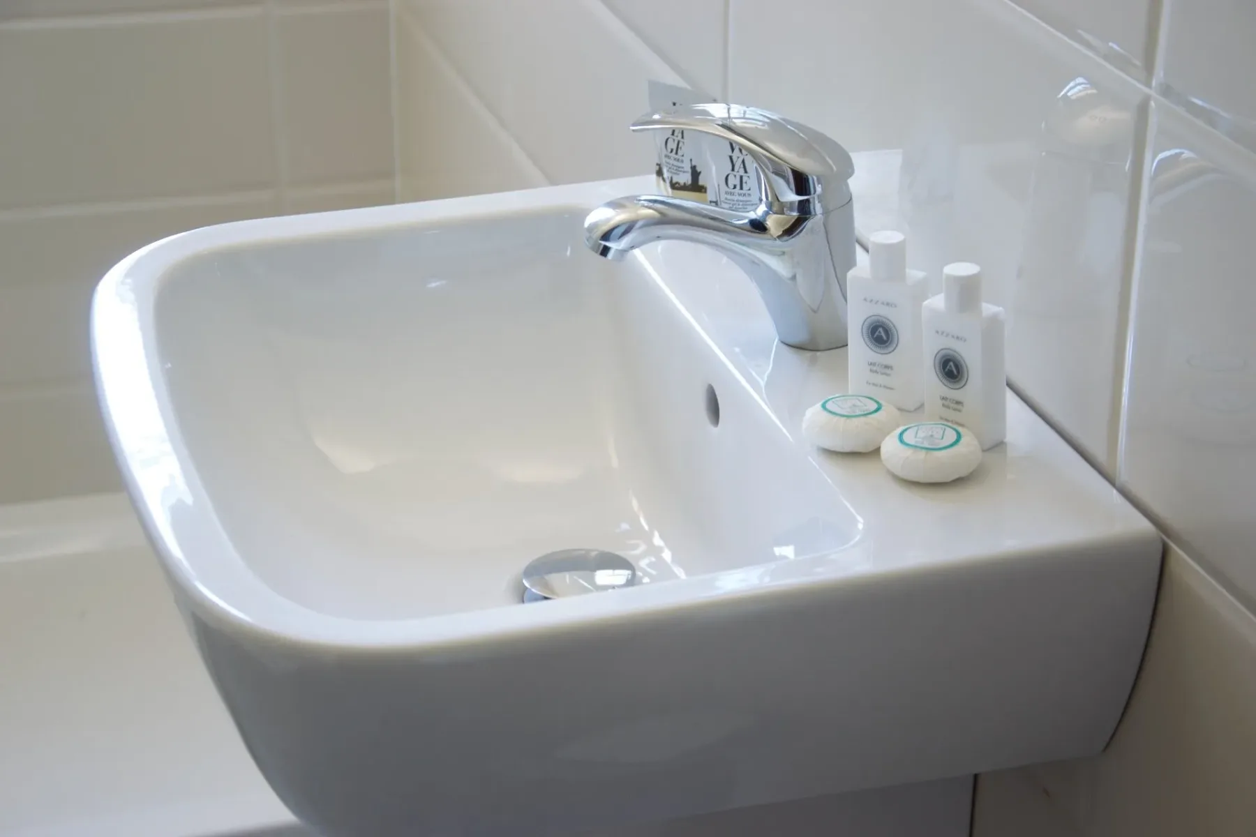 Lavabo del baño con jabones y lociones.
