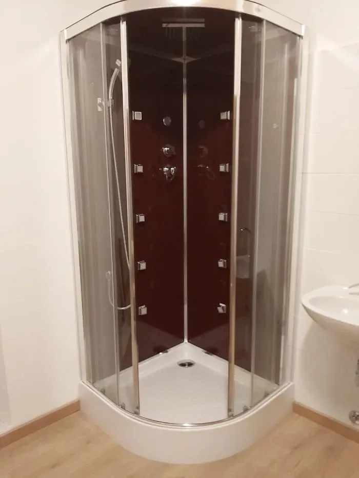 Baño con cabina de ducha y lavabo.
