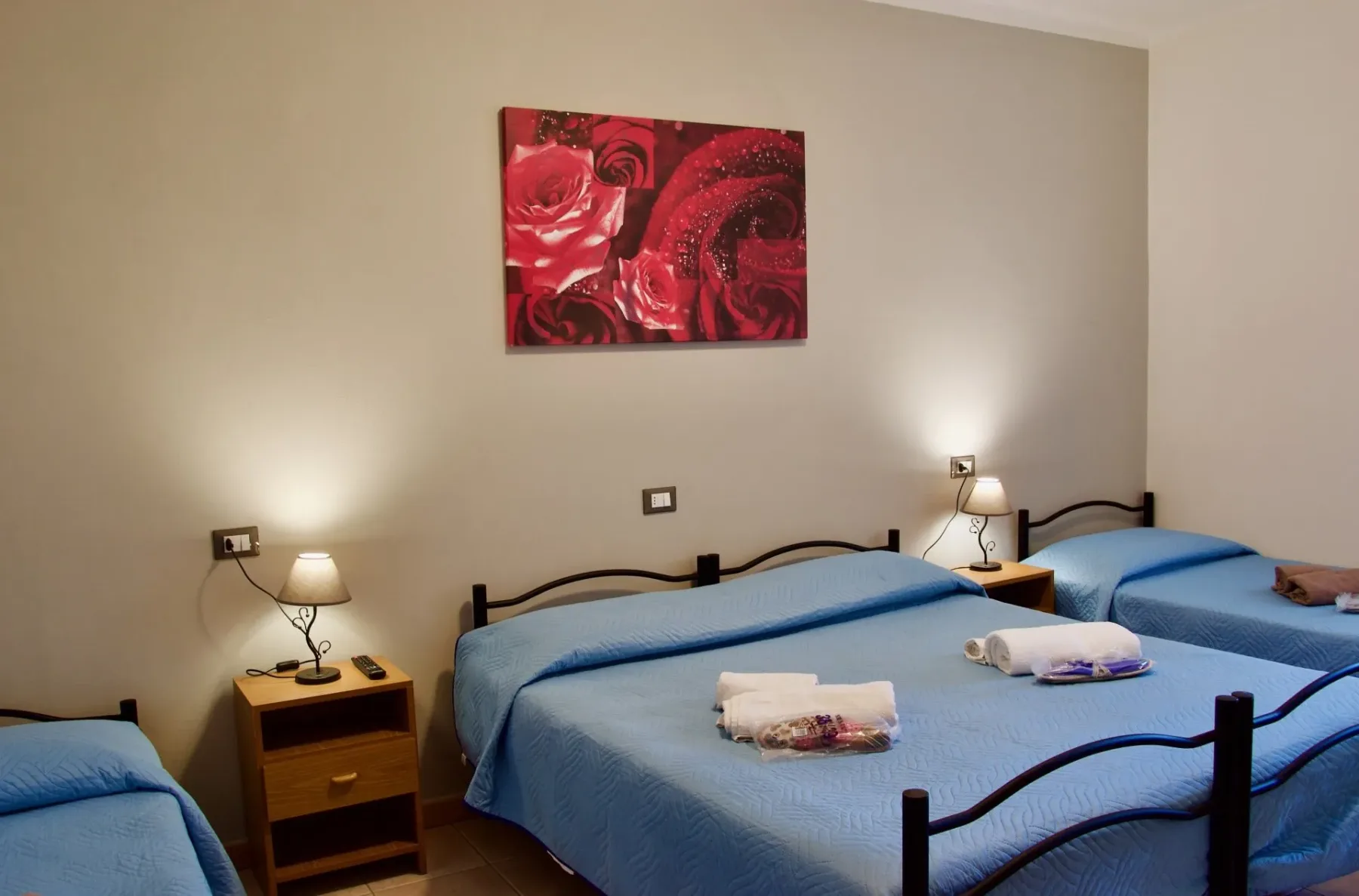 Habitación de huéspedes con tres camas.