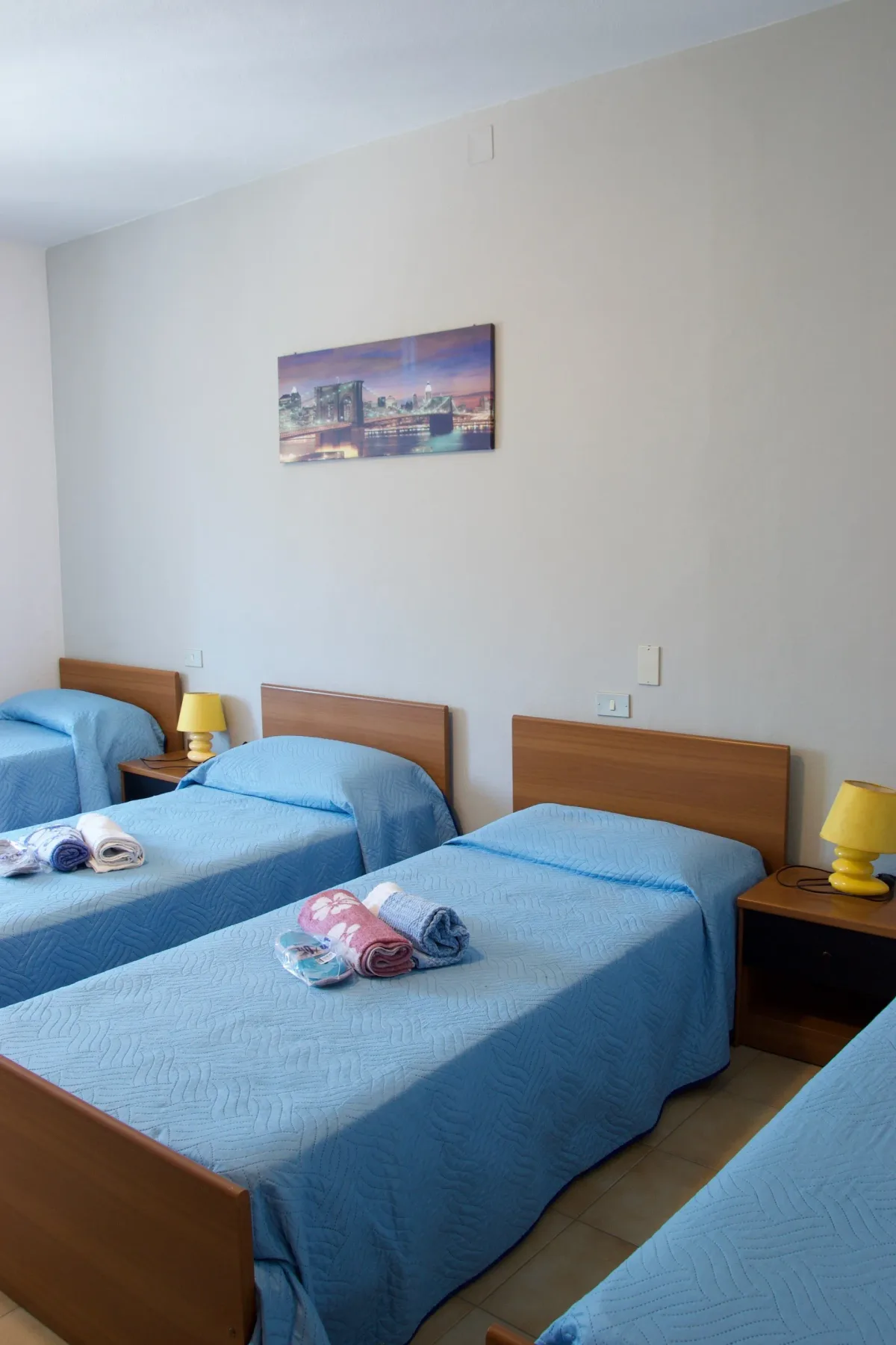 Habitación de huéspedes con tres camas.