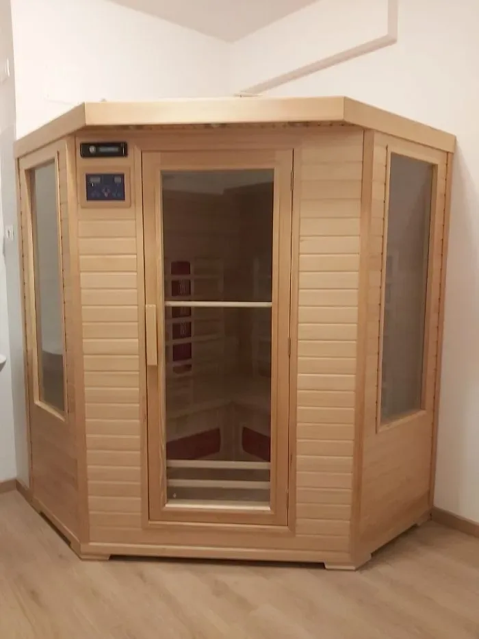 Sauna de madera en una habitación.