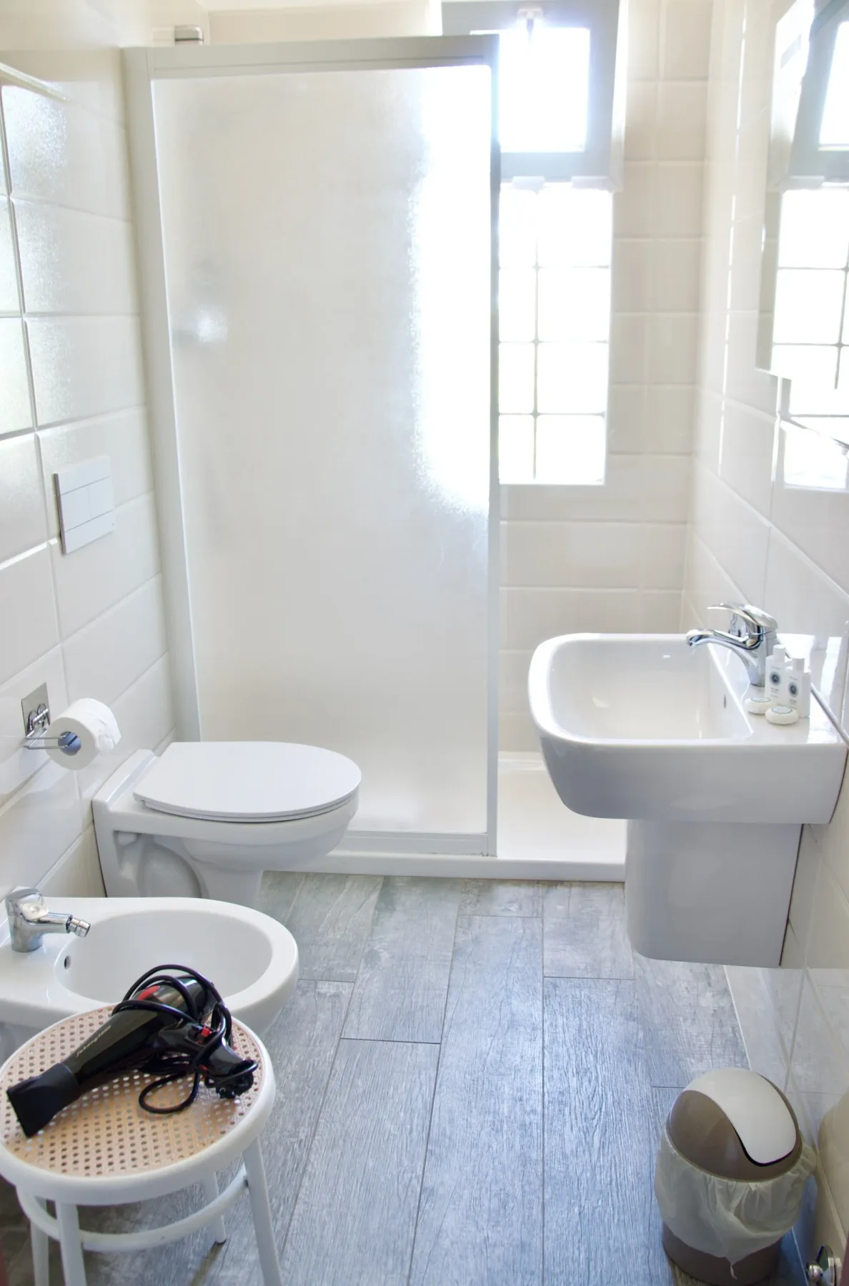 Baño con inodoro, lavabo y ducha.