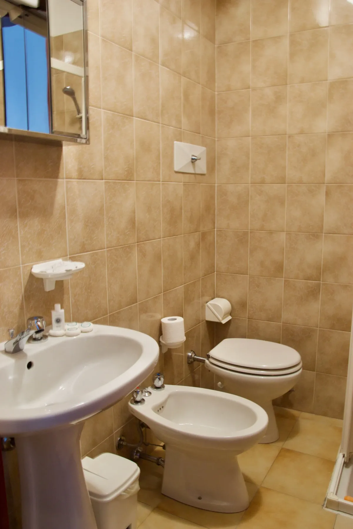 Baño con lavabo, inodoro y bidé.