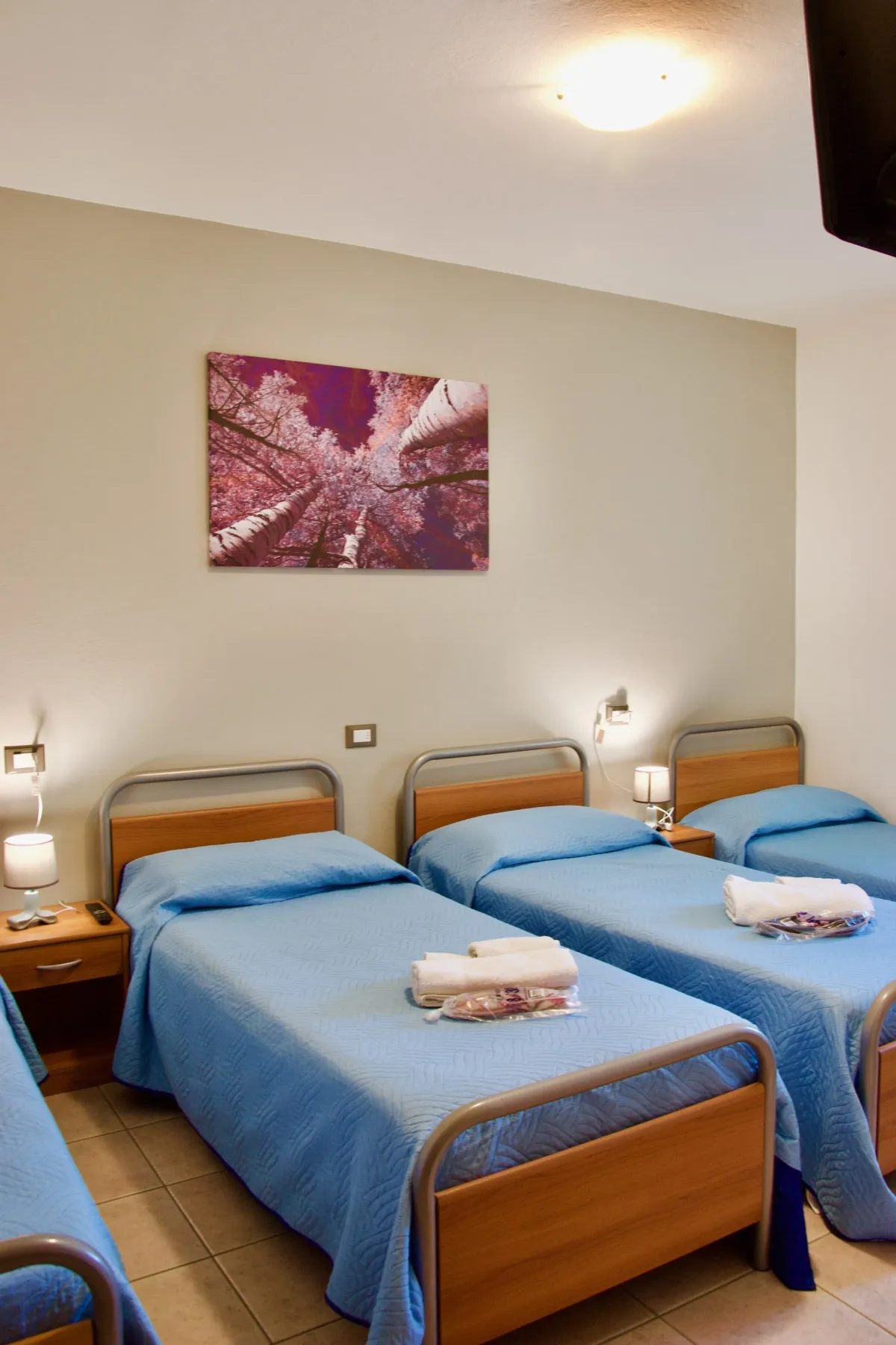 Habitación de hotel con tres camas.