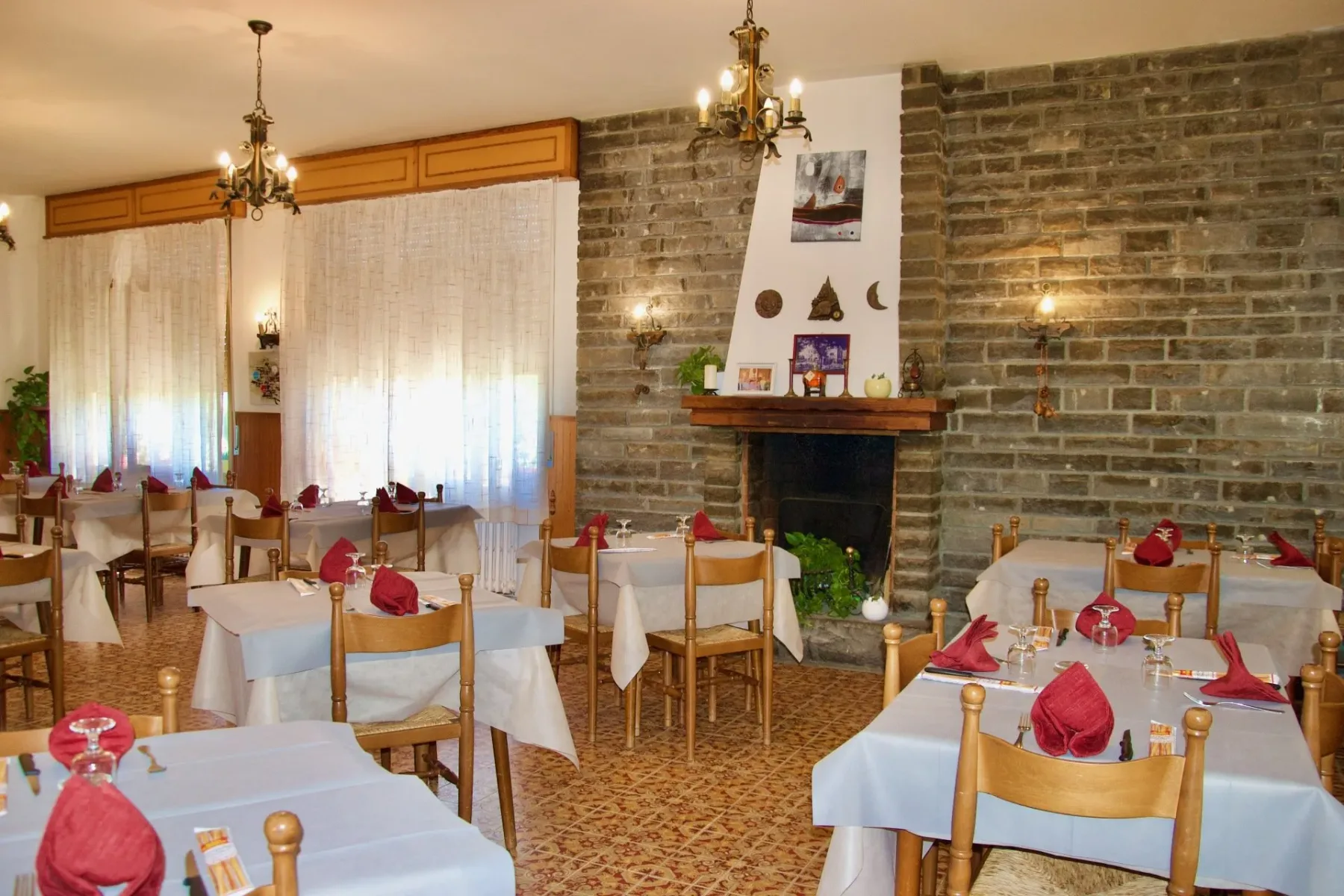 Comedor con mesas, sillas y una chimenea.