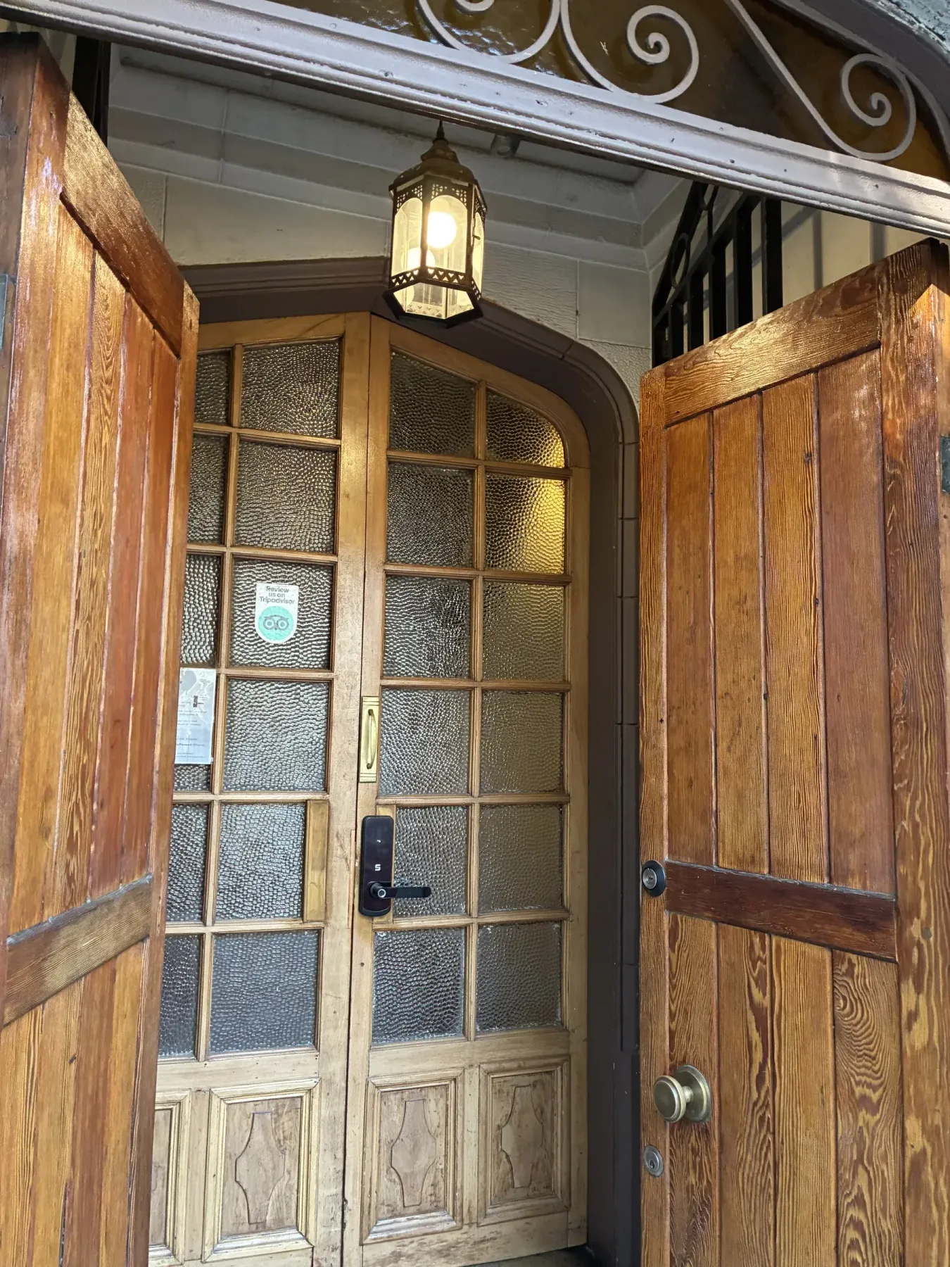 Puerta de entrada de madera.