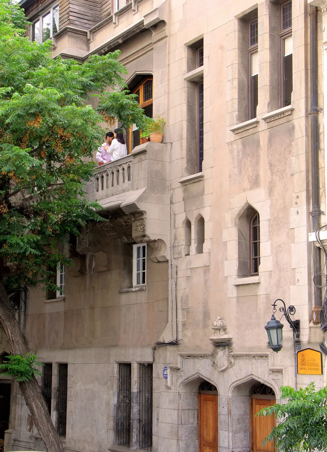 Fachada y balcones del edificio histórico de Casa Conde.