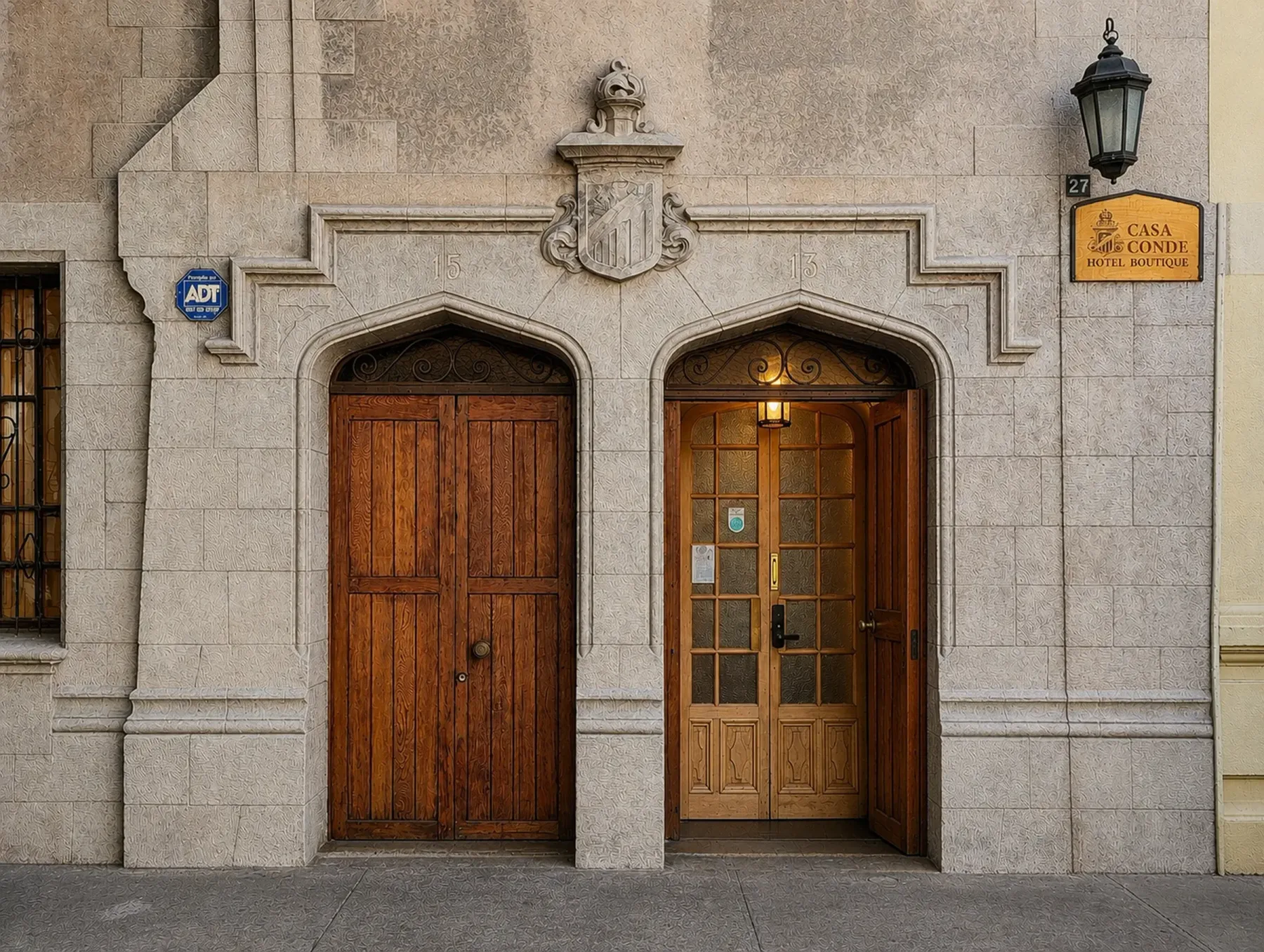 Fachada de piedra de Casa Conde.