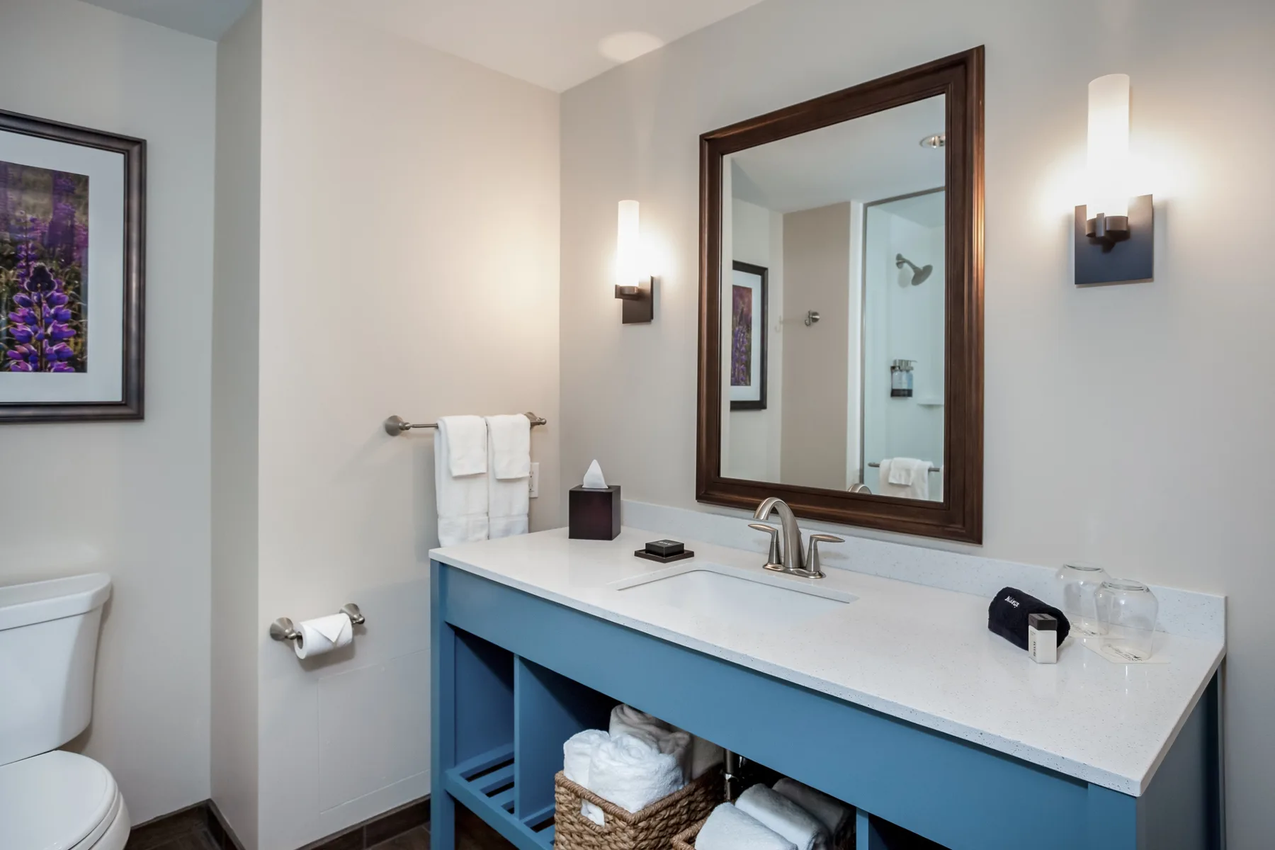 Baño de una habitación con un solo lavabo