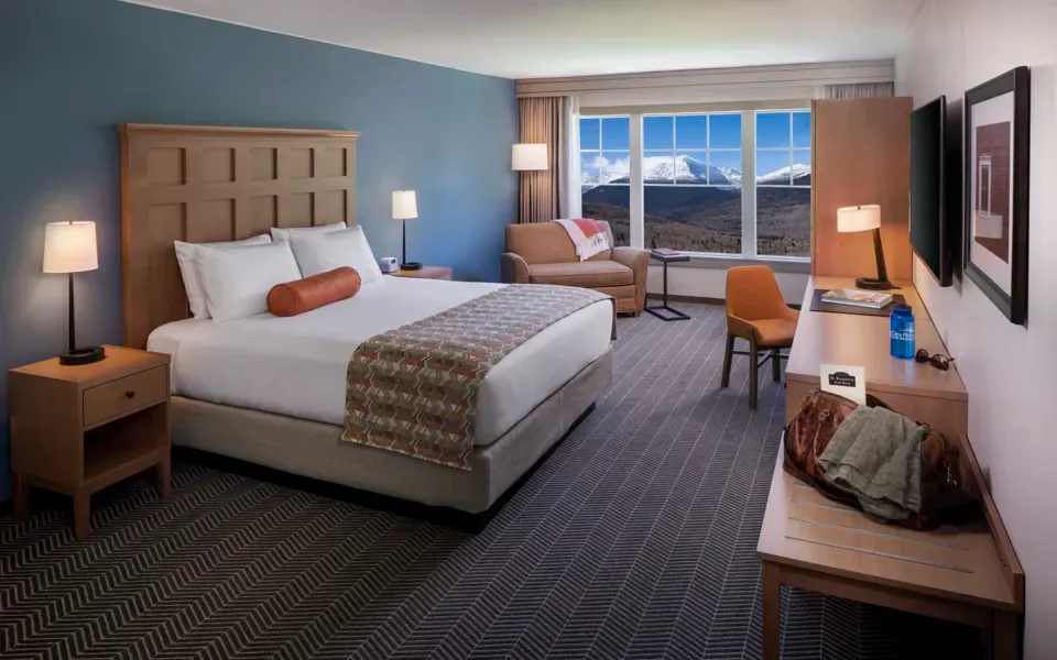 Habitación con cama king y vista a la montaña