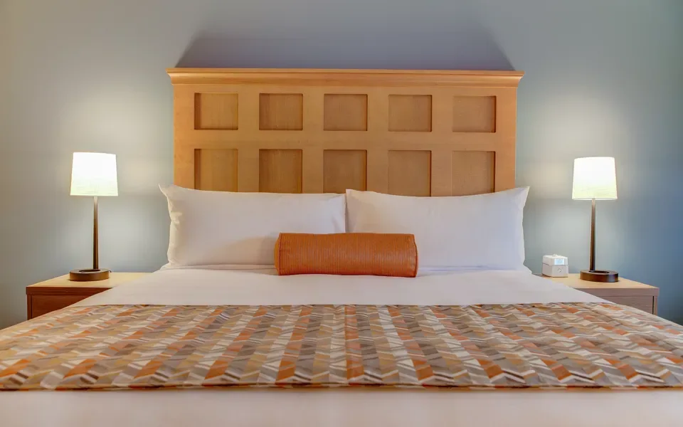 Cama king en una habitación de The Glen House