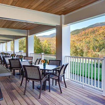 Área de comedor al aire libre de The Notch Grille en otoño