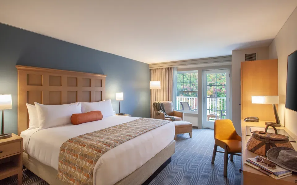 Habitación con cama king, balcón y vista a la montaña