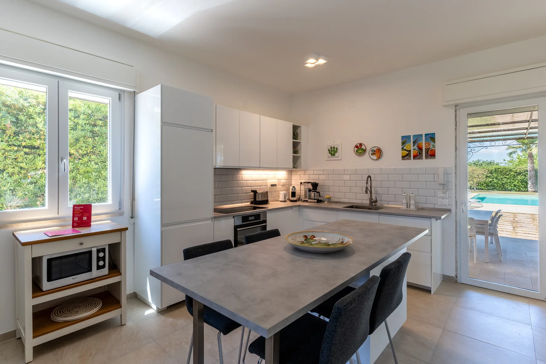 Una cocina luminosa con mesa de comedor y puertas corredizas de vidrio que dan a un patio.