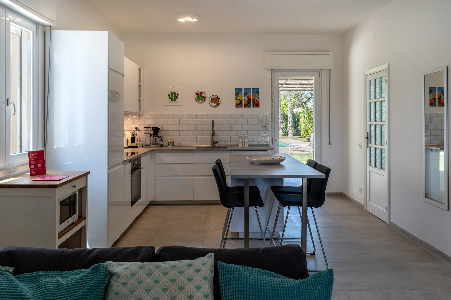 Una cocina luminosa con comedor, mesa y sillas.