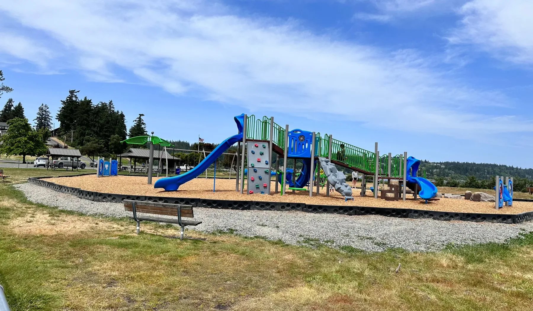 Un parque infantil al aire libre con toboganes de colores y estructuras para trepar.